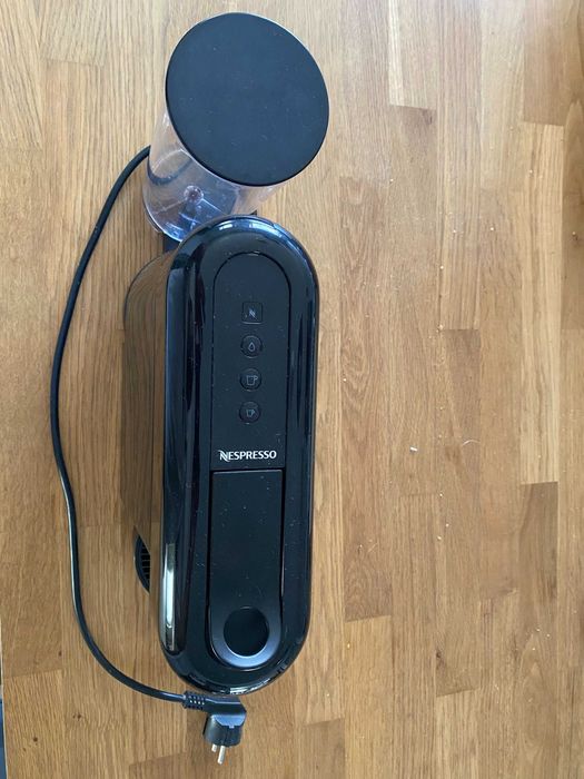 Maquina de café NESPRESSO Essenza Plus Nova