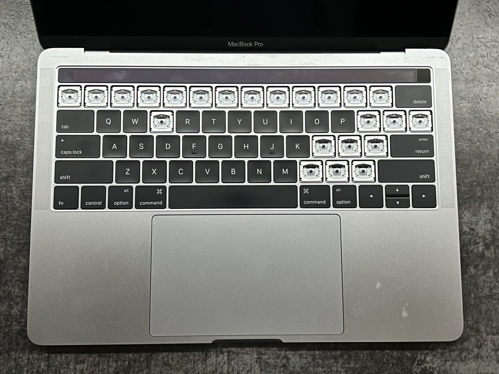 Apple MacBook Pro 13” 2017 A1706 - na scęści