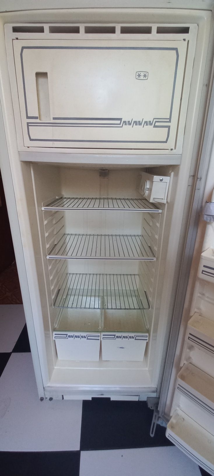 Холодильник 1500 грн.