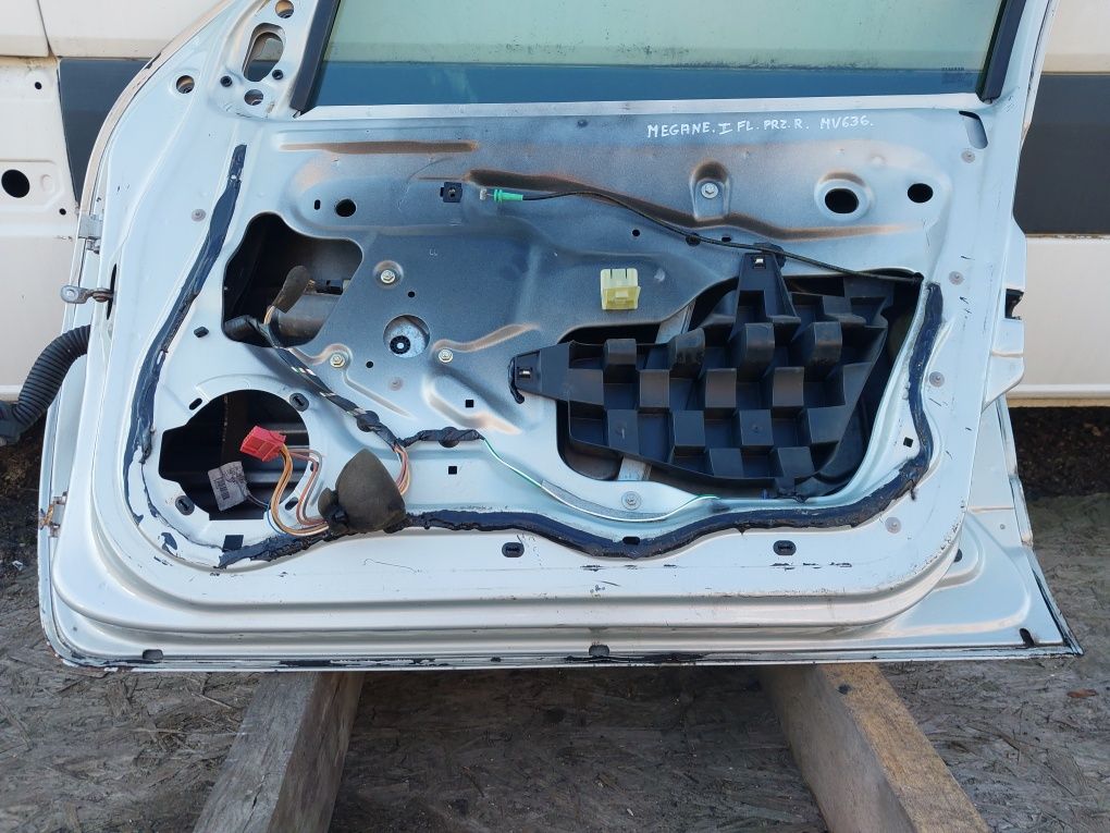 KOMPLETNE Drzwi przód przednie PRAWE Renault Megane I FL 2002rok MV636