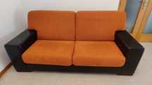 Sofa laranja e preto