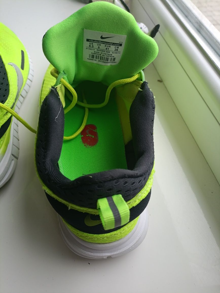 Продам кроссовки женские Nike