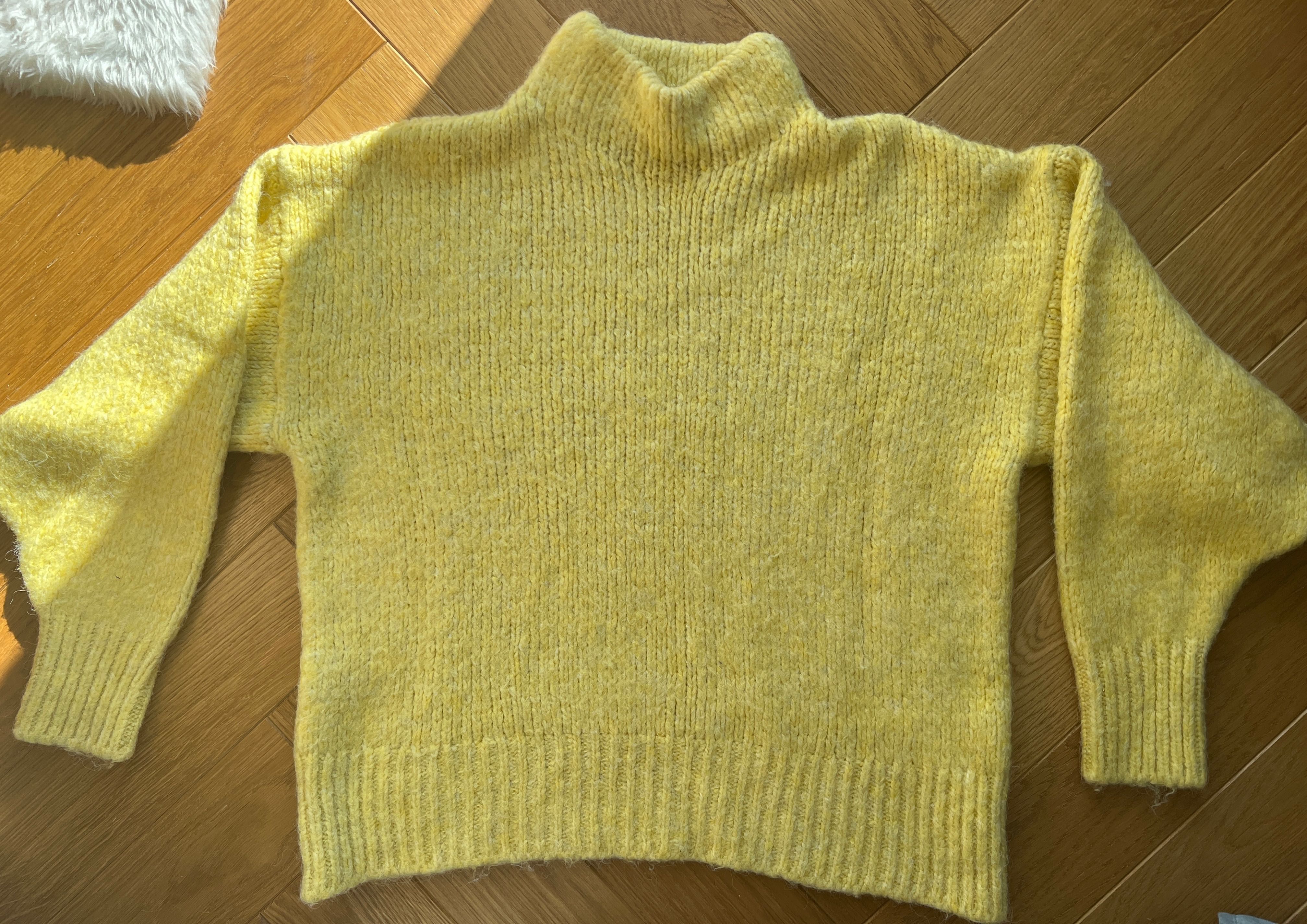 Reserved 38 M ciepły sweter oversize z golfem półgolf żółty słoneczny
