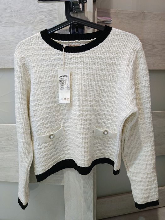 Elegancki sweterek ze zdobnymi guzikami i złotą nitką