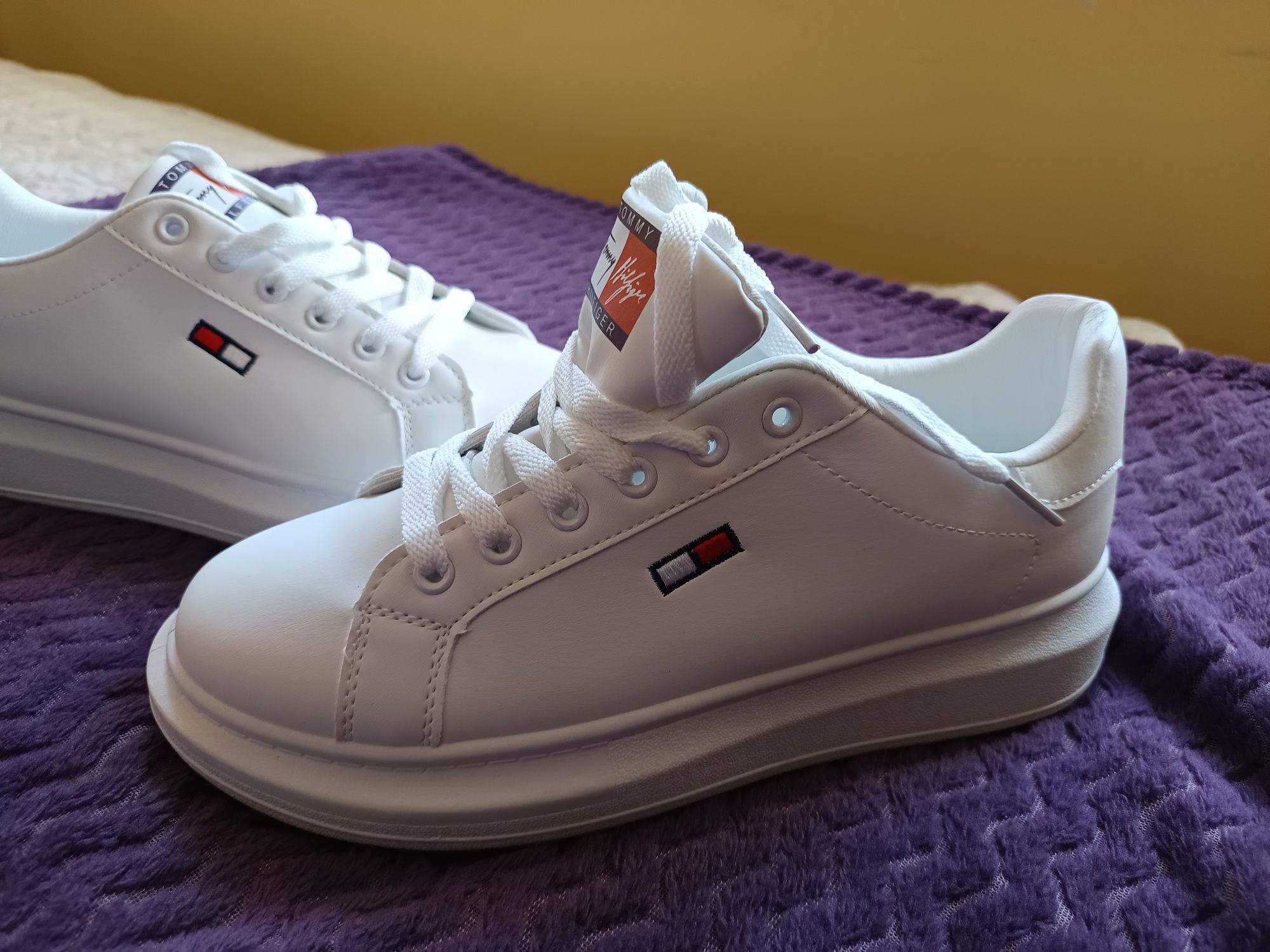 Buty 41 z logo firmy Tommy Hilfiger