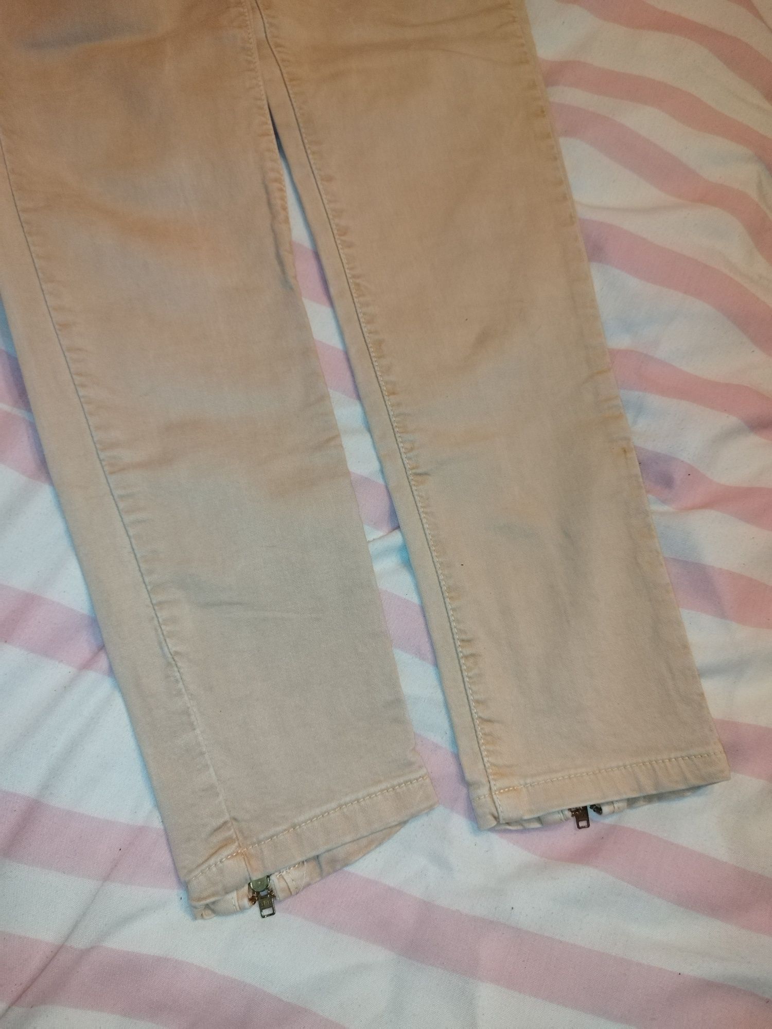 Beżowe spodnie ze złotymi zamkami na dole nogawek 34 XS