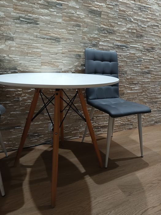 Sprzedam okrągły stół o sr80 cm