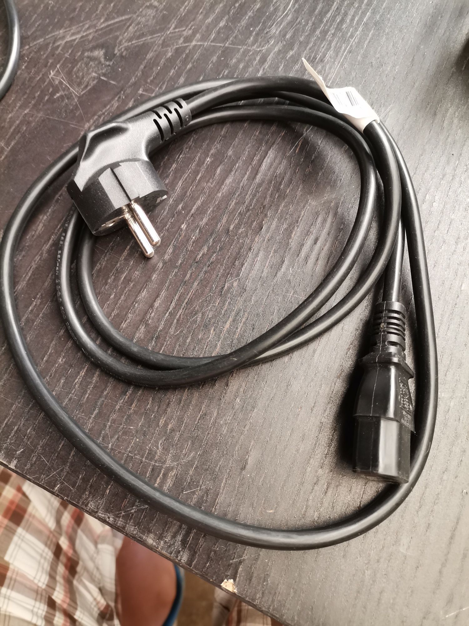 Cabos eléctricos para equipamentos de audio e vídeo.