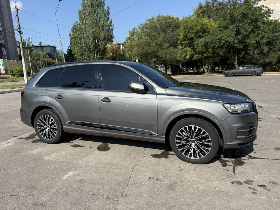 Ауди Q7 3 л бензи в хорошем состояние