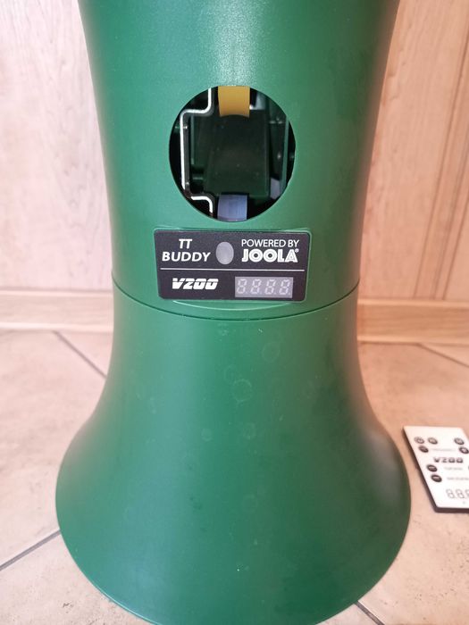 Robot treningowy do tenisa stołowego z piłeczkami.