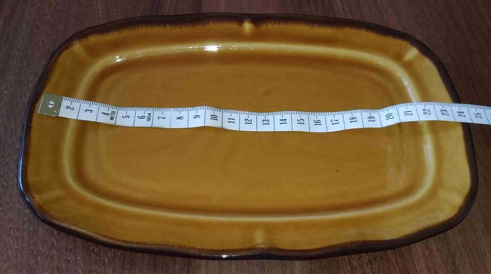 Zestaw ceramicznych talerzy obiadowych deserowe i tace brązowe falbany