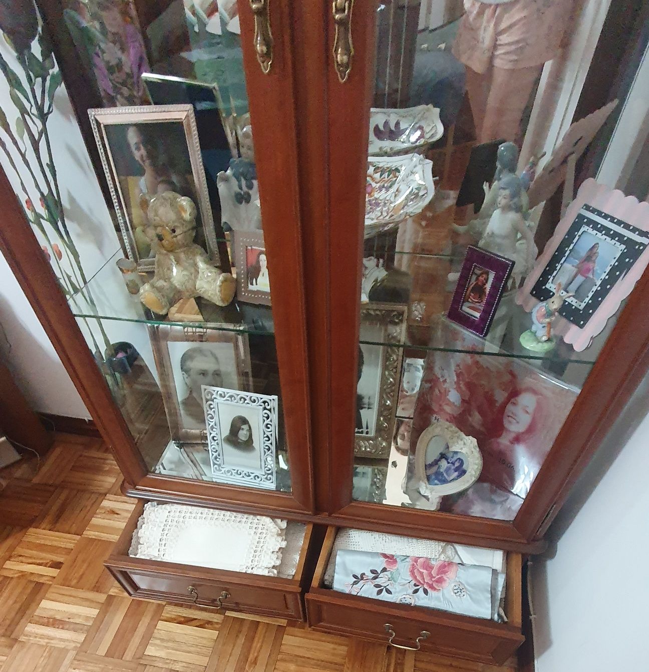 Móvel  Vitrine cerejeira