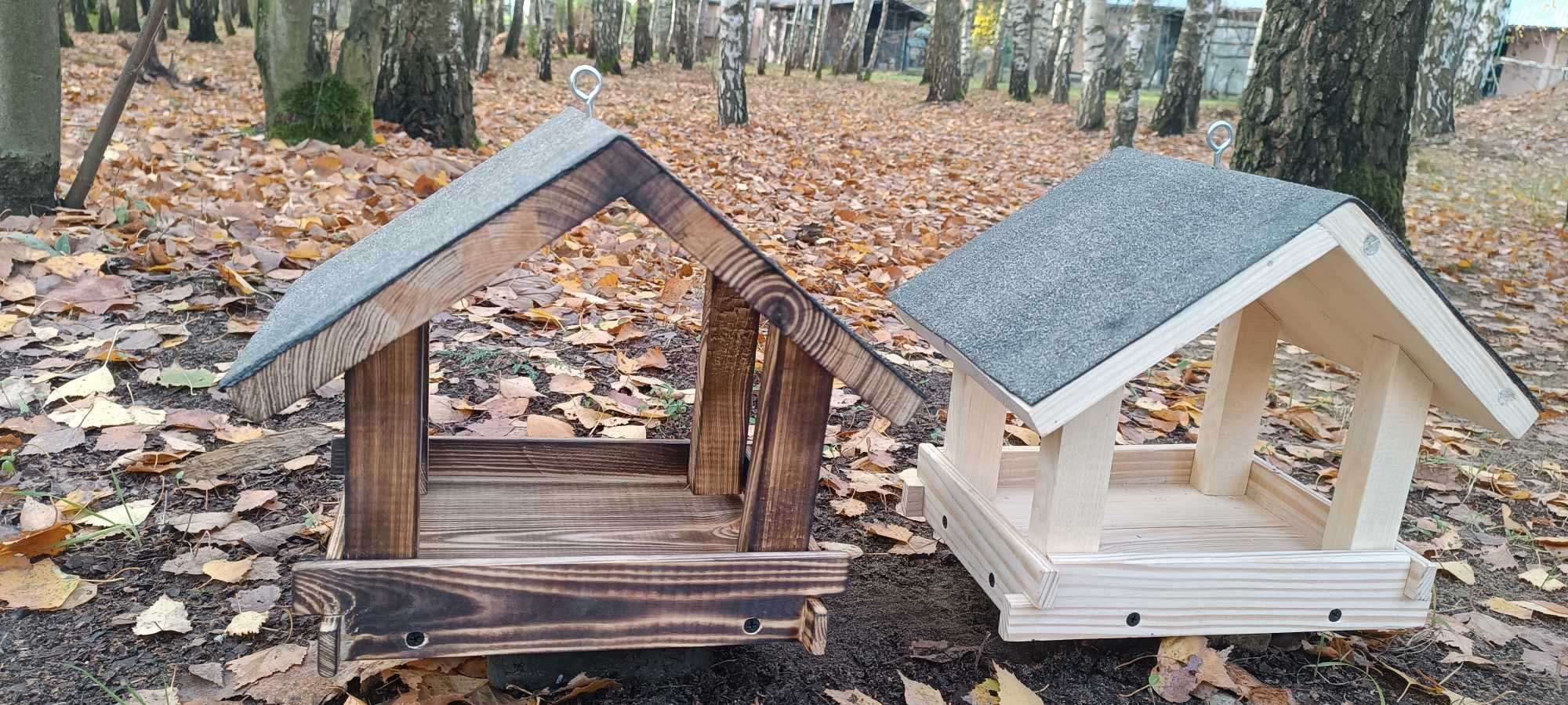 Karmnik dla ptaków drewniany.
