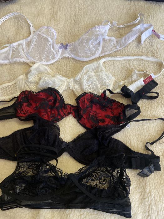 Бюстгальтери різні, без паролону, стан нового