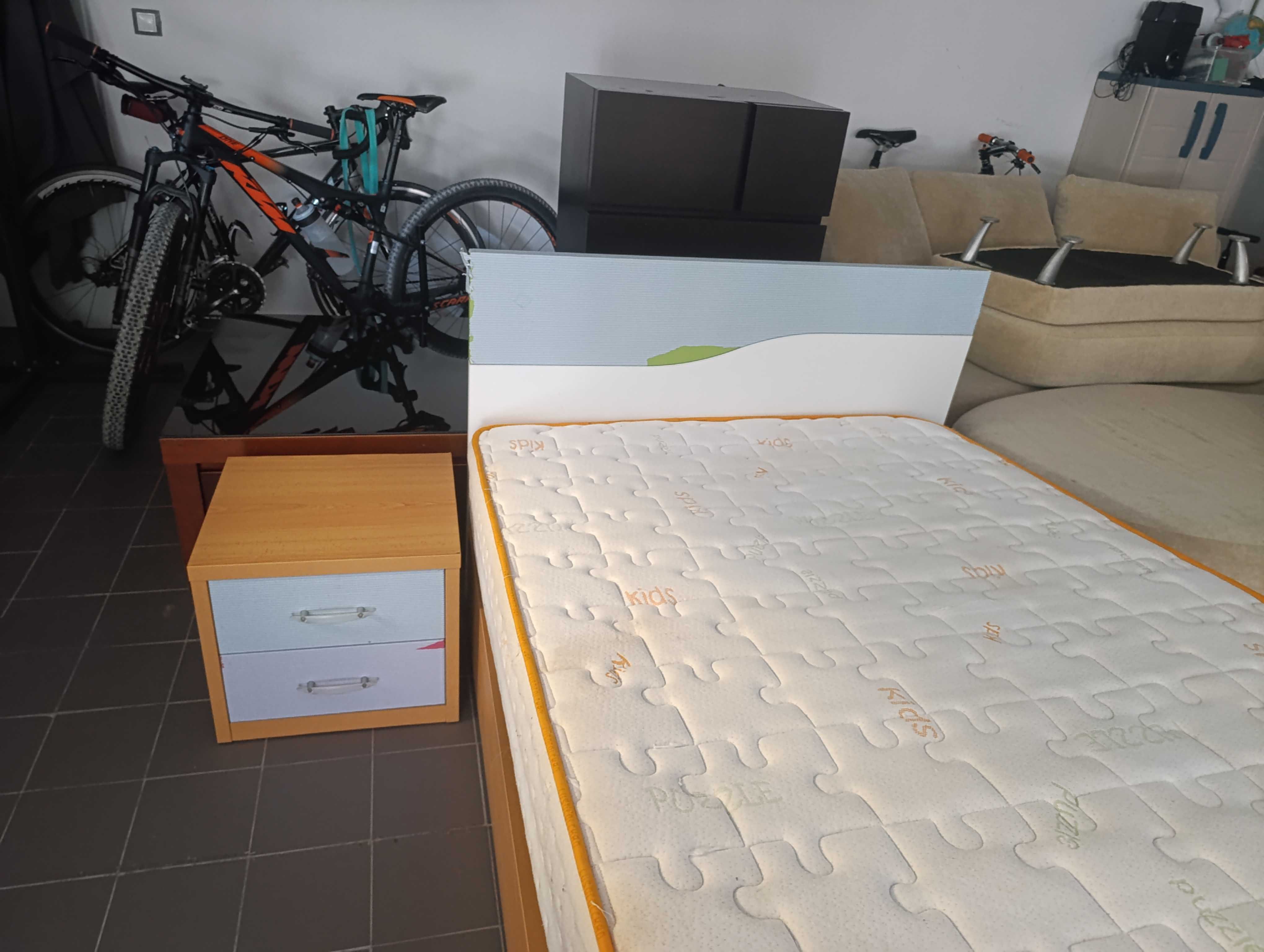 Cama, estrado , colchão e comoda