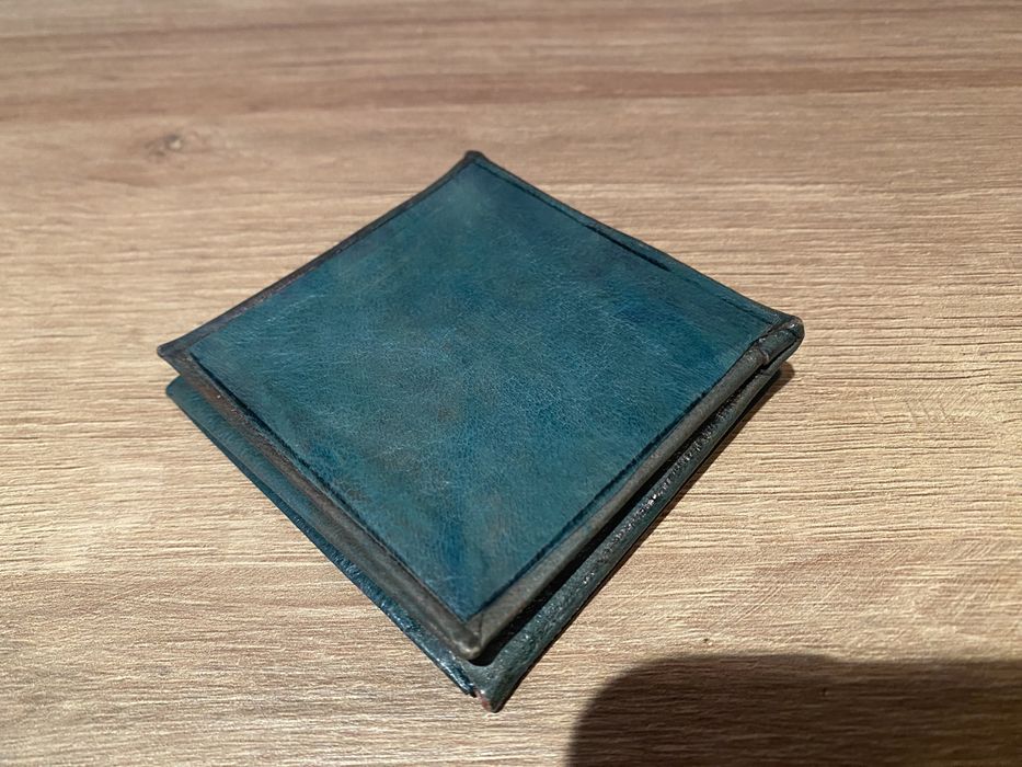 Porta moedas em pele, quadrado e antigo