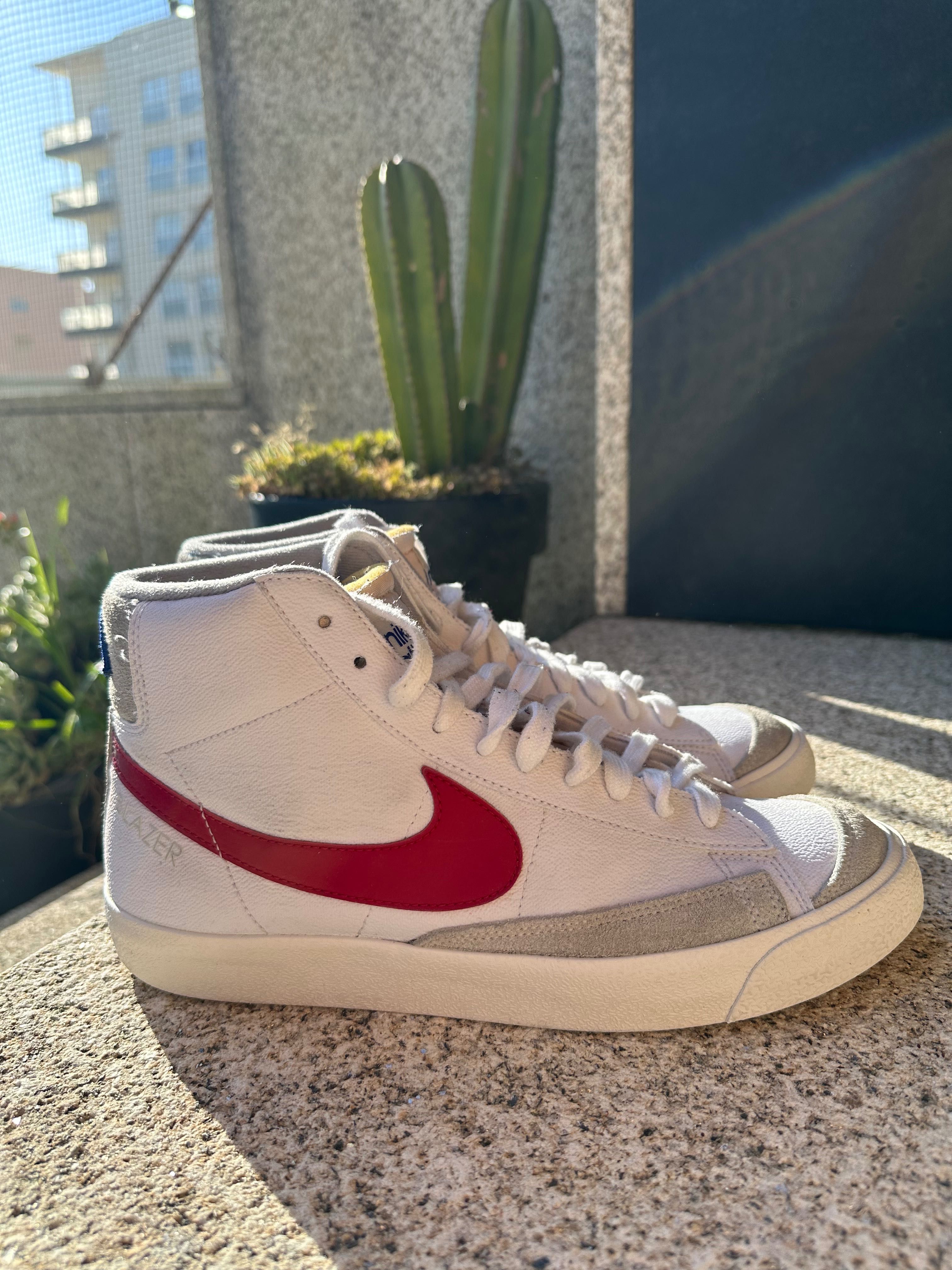 Nike Blazer brancas e vermelhas