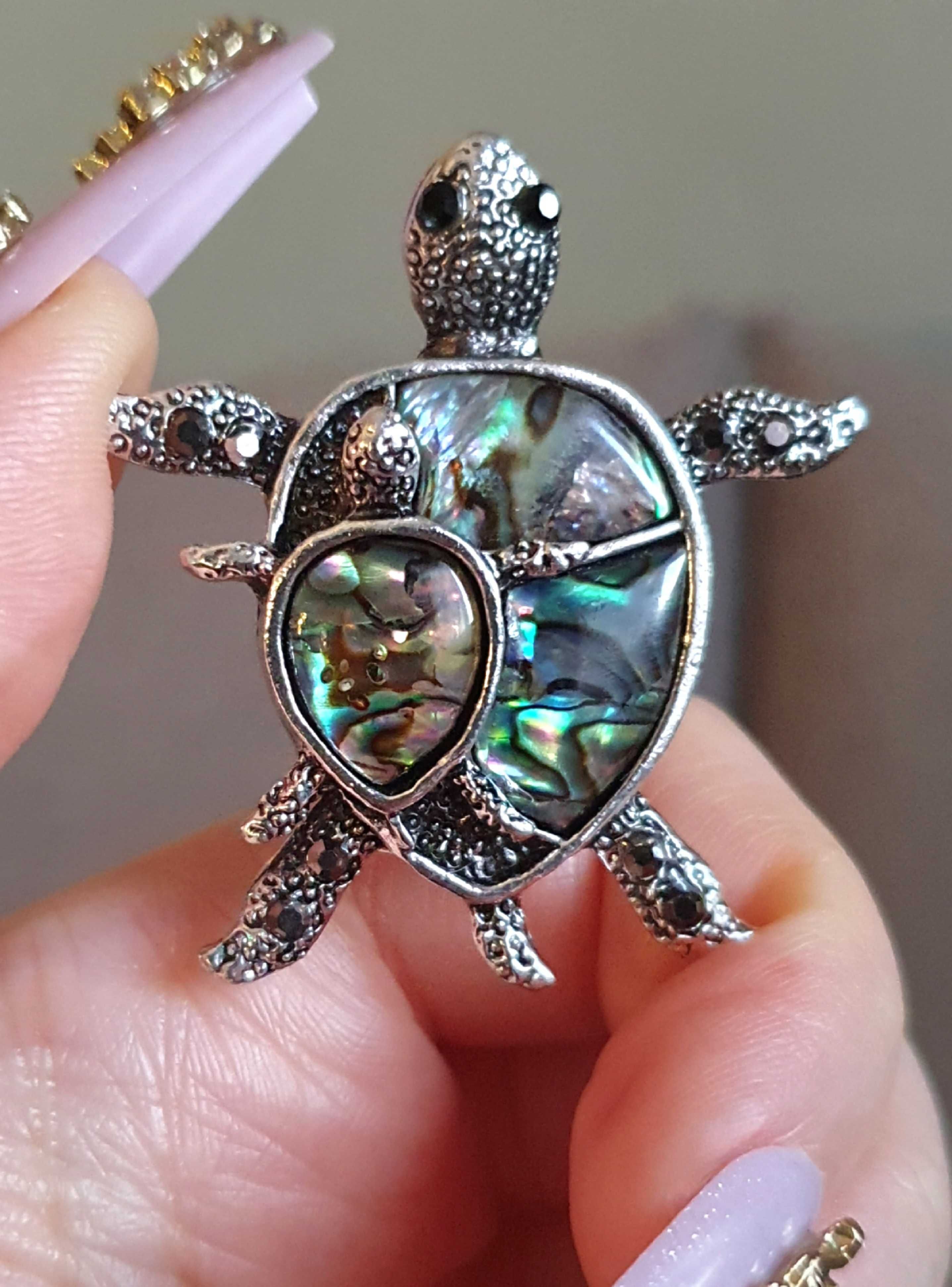 Broche / pregadeira / alfinete de peito tartaruga com bebé, com concha
