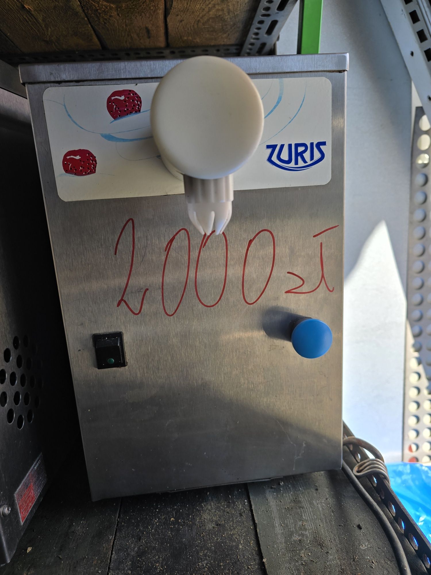 Automat. Maszyna do bitej śmietany