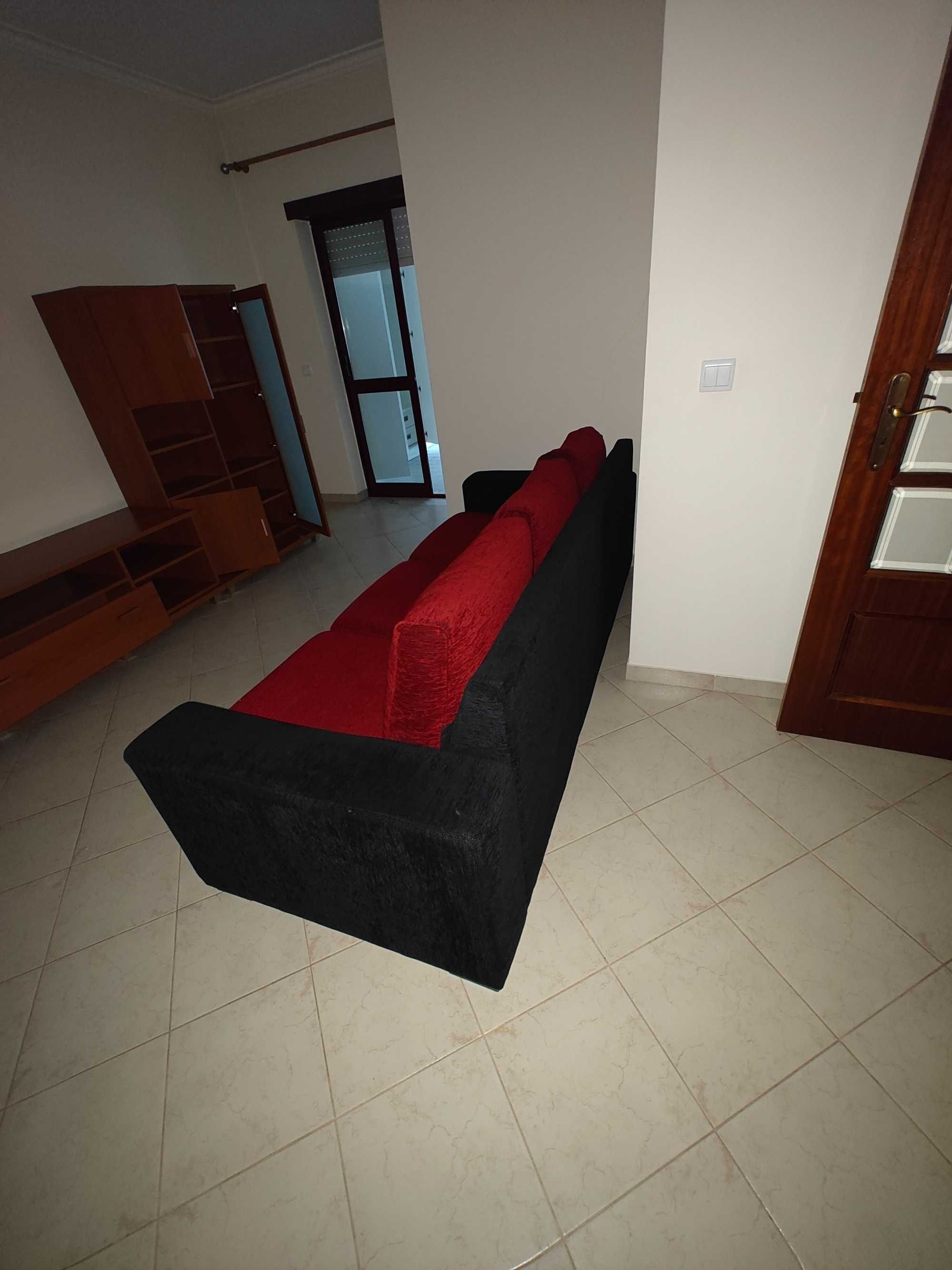 Sofá vermelho e preto três lugares
