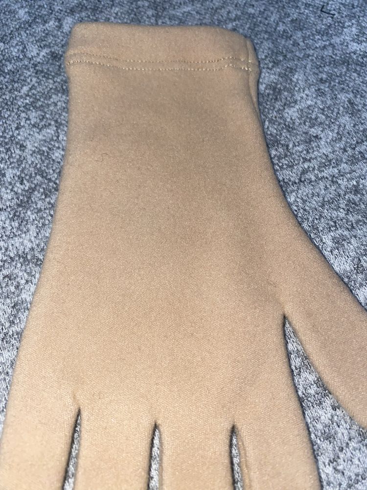 Бежевые перчатки со стразами для выступлений по фигурному катанию