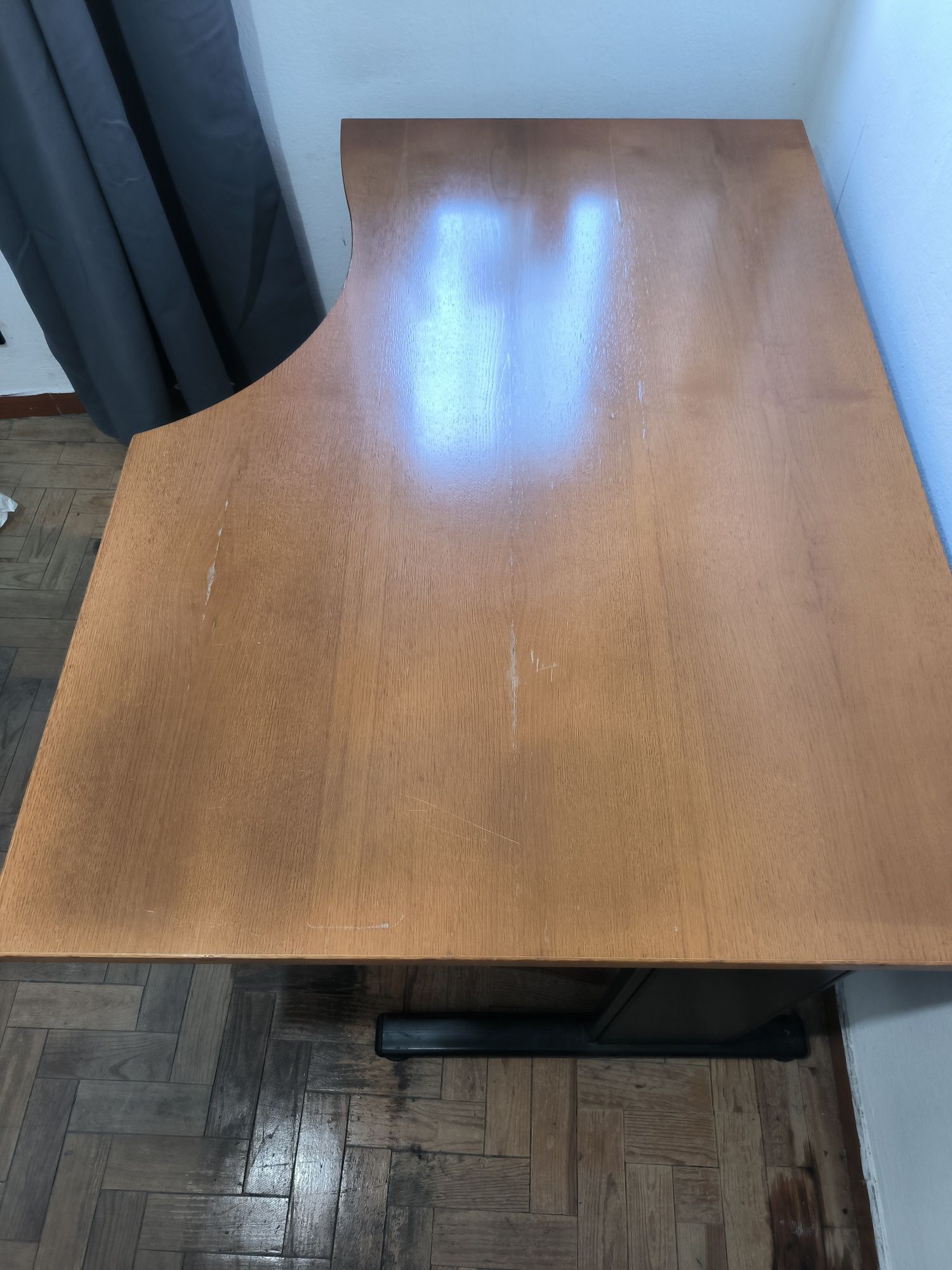 Mesa de escritório com calha para cabos  140x100x70