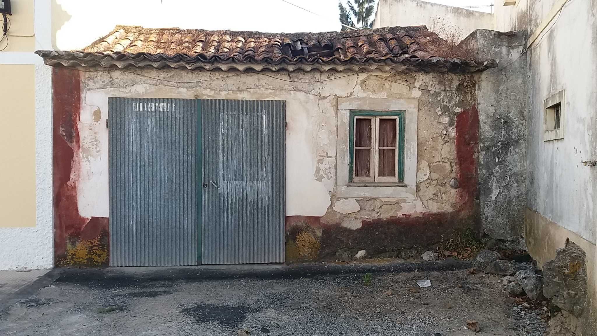 Moradia em ruína em aldeia sossegada