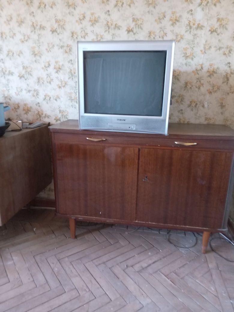 Продам шкафчик и тумбочку с  выдвижным столиком винтаж
