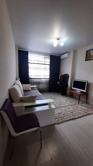 Продам хорошую однокомнатную Жк 7 Небо! Средний этаж! Укомплектована!