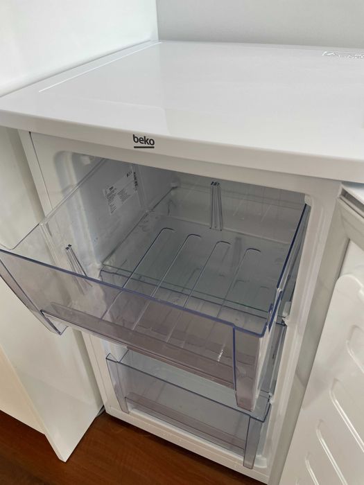 Arca congeladora vertical BEKO 65L ainda com garantia de 2 anos