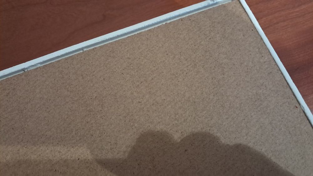 Tabuleiro branco com motivos redondos ideal para café ou chá