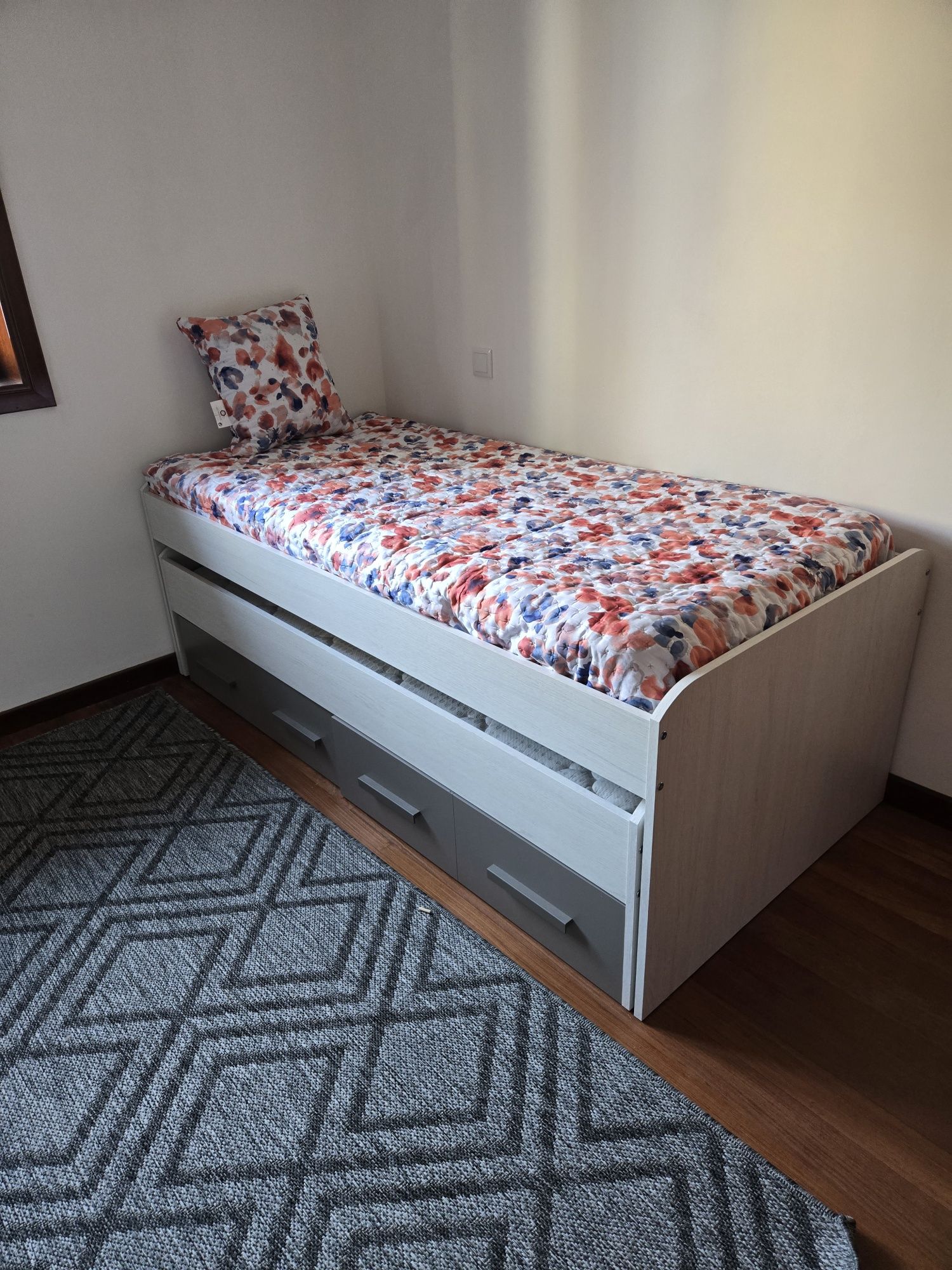 Cama com gavetas arrumação  NOVO