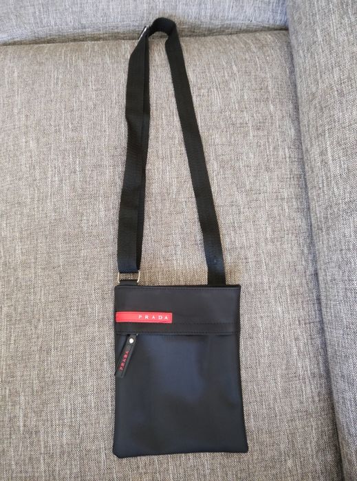 Pequena bolsa a tiracolo preta Prada