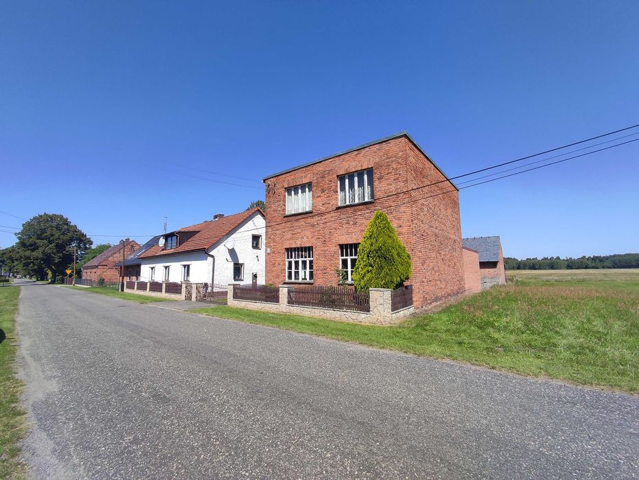 Wieś otoczona lasami, Dom z budynkami gospodarczymi i polem