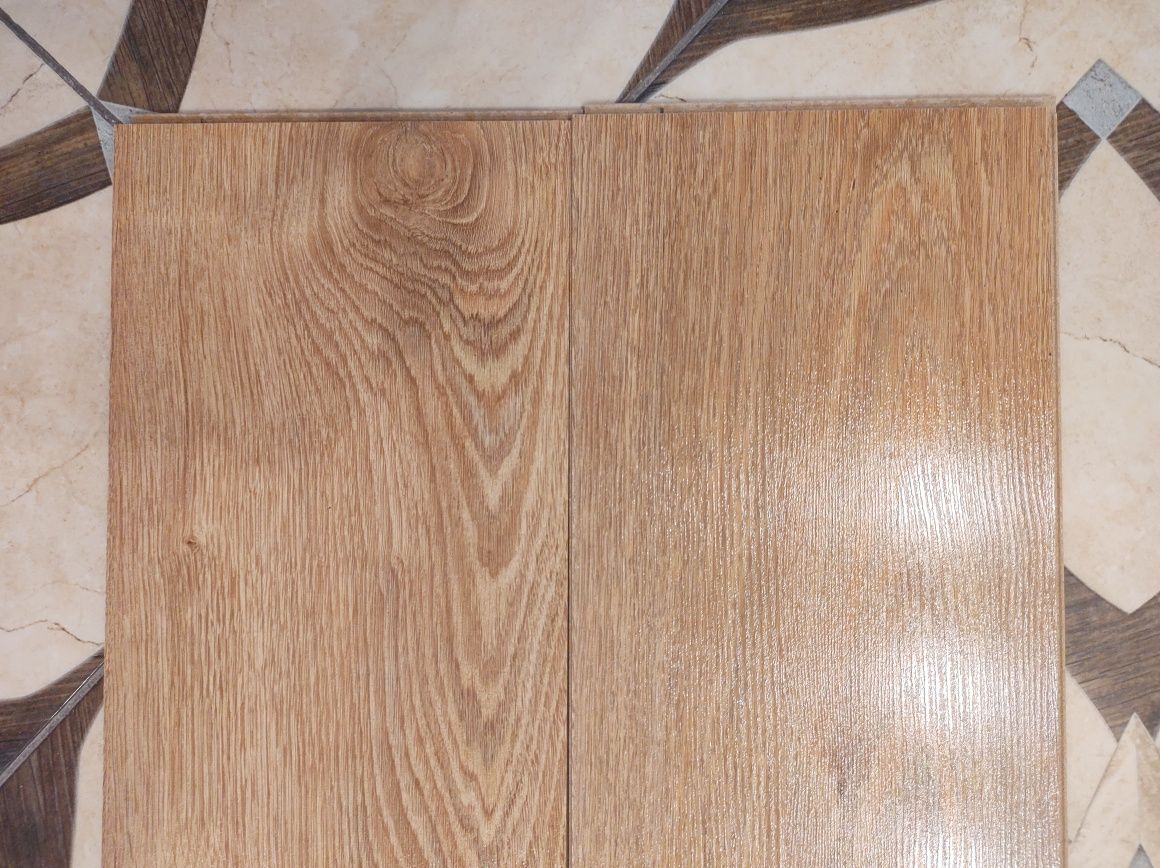 Остатки ламината Swiss Krono Floor, дуб модерн, 32/АС4 7 мм. Польша.
П