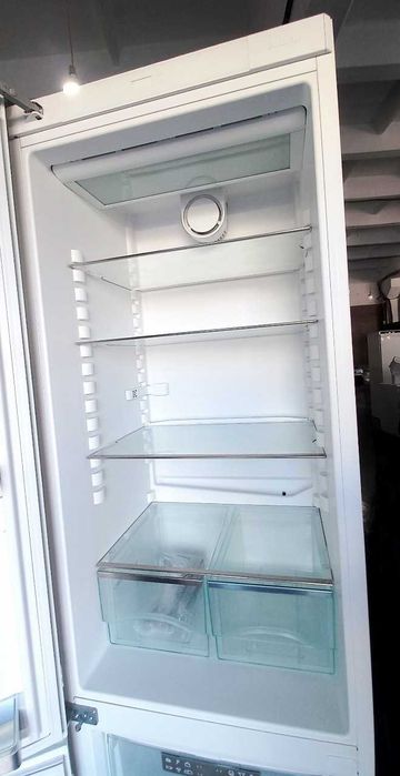 Холодильник Miele (милі, мили, миле)
двометровий, білий, з доводчиками