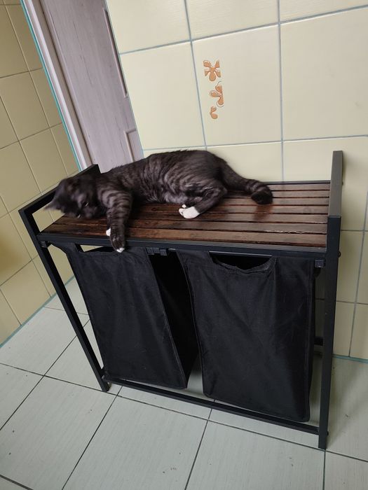Kosz na bieliznę metalowy, loft z drewnianą półką