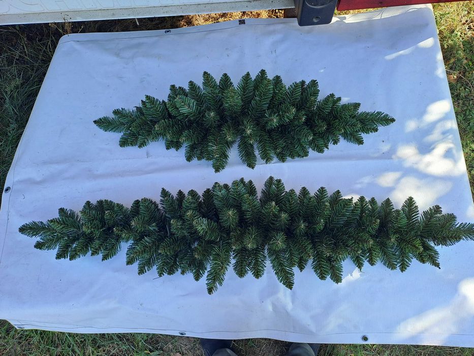 Świąteczne  ozdoby dekoracyjne  śnieżone  stroiki  świąteczne