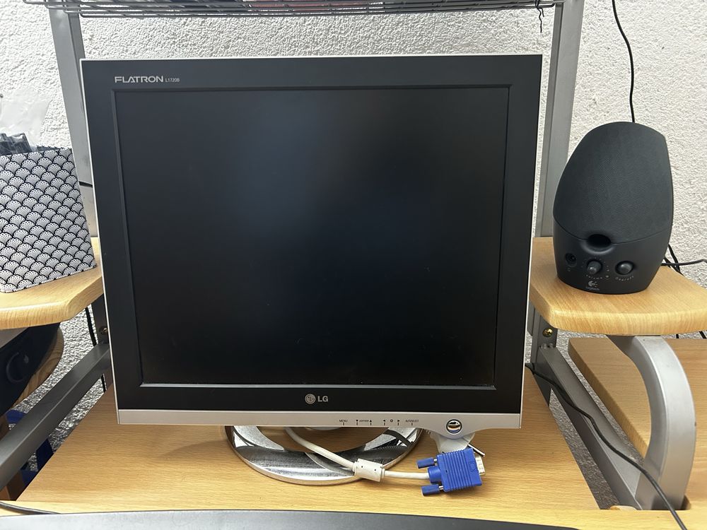 Secretária, monitor, teclado e rato