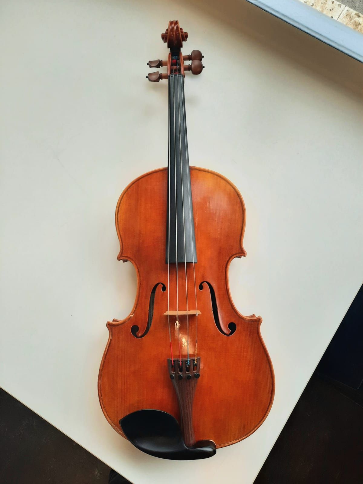 Viola d'arco construída em 2020 pela Luthier Elina Bushaguina, 41 cm