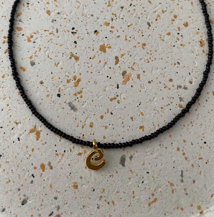 Naszyjnik ze złotą literką C