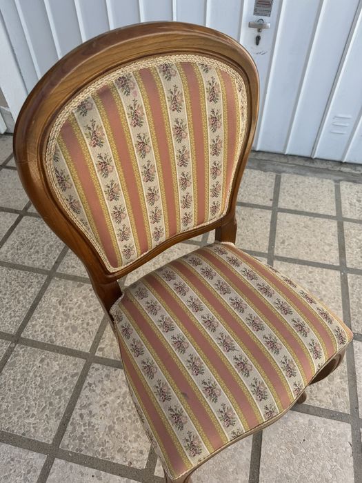 cadeira em madeira forrada em tecido