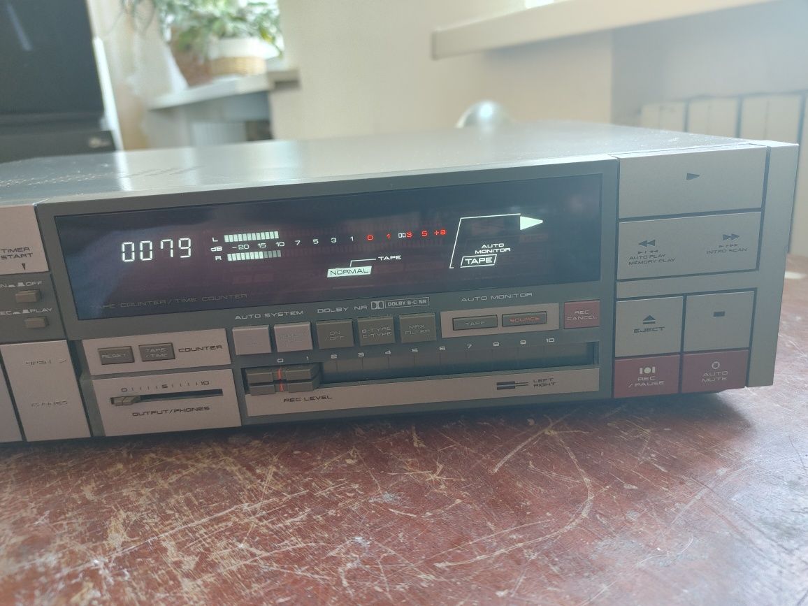 Кассетная дека AKAI GX-7  AKAI GX F60R в практически новом состоянии
л