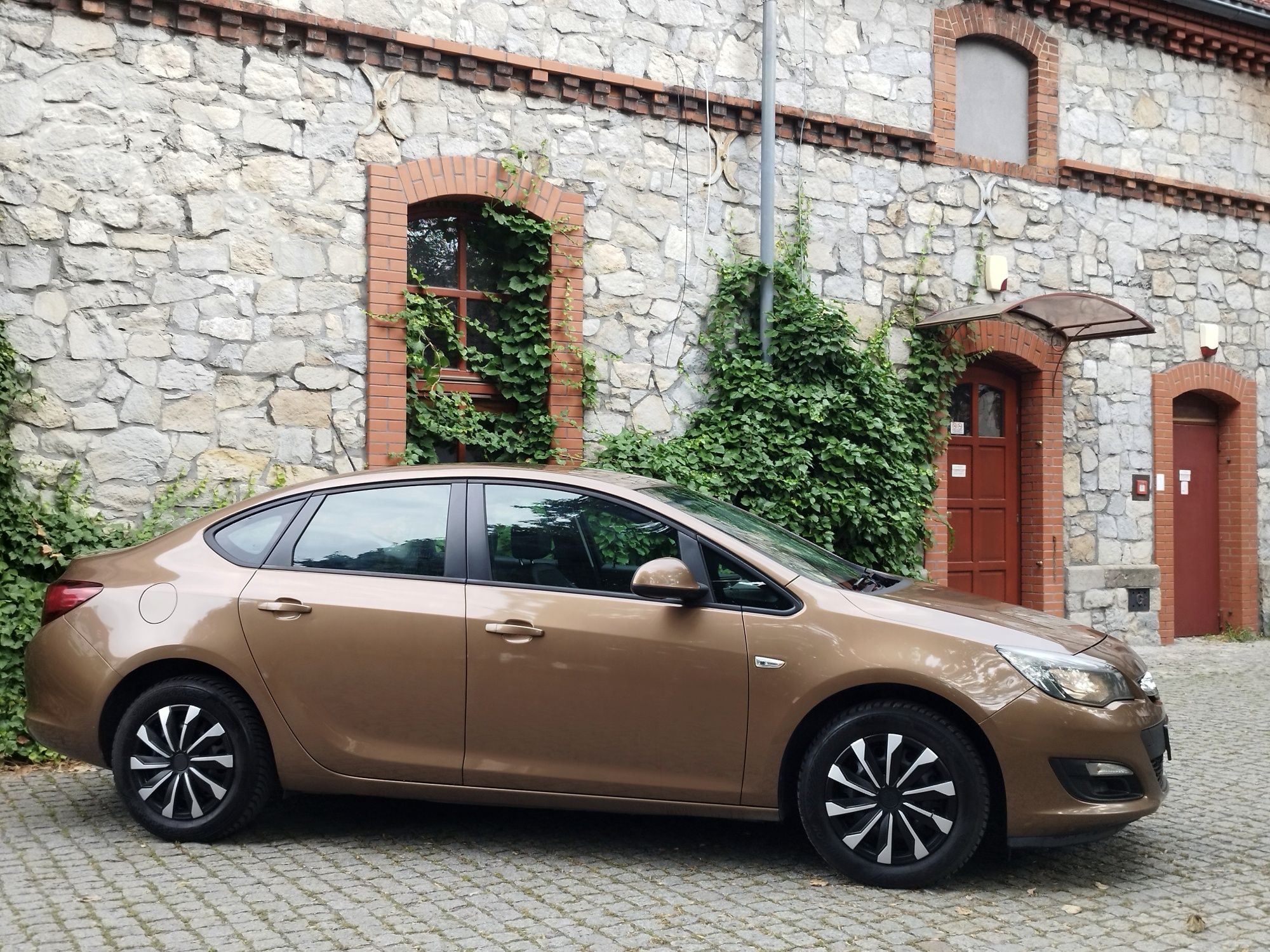 Zadbany Opel Astra J Lift Sedan 2015/16r Polski Salon