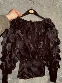 Чорна блуза з лепестками