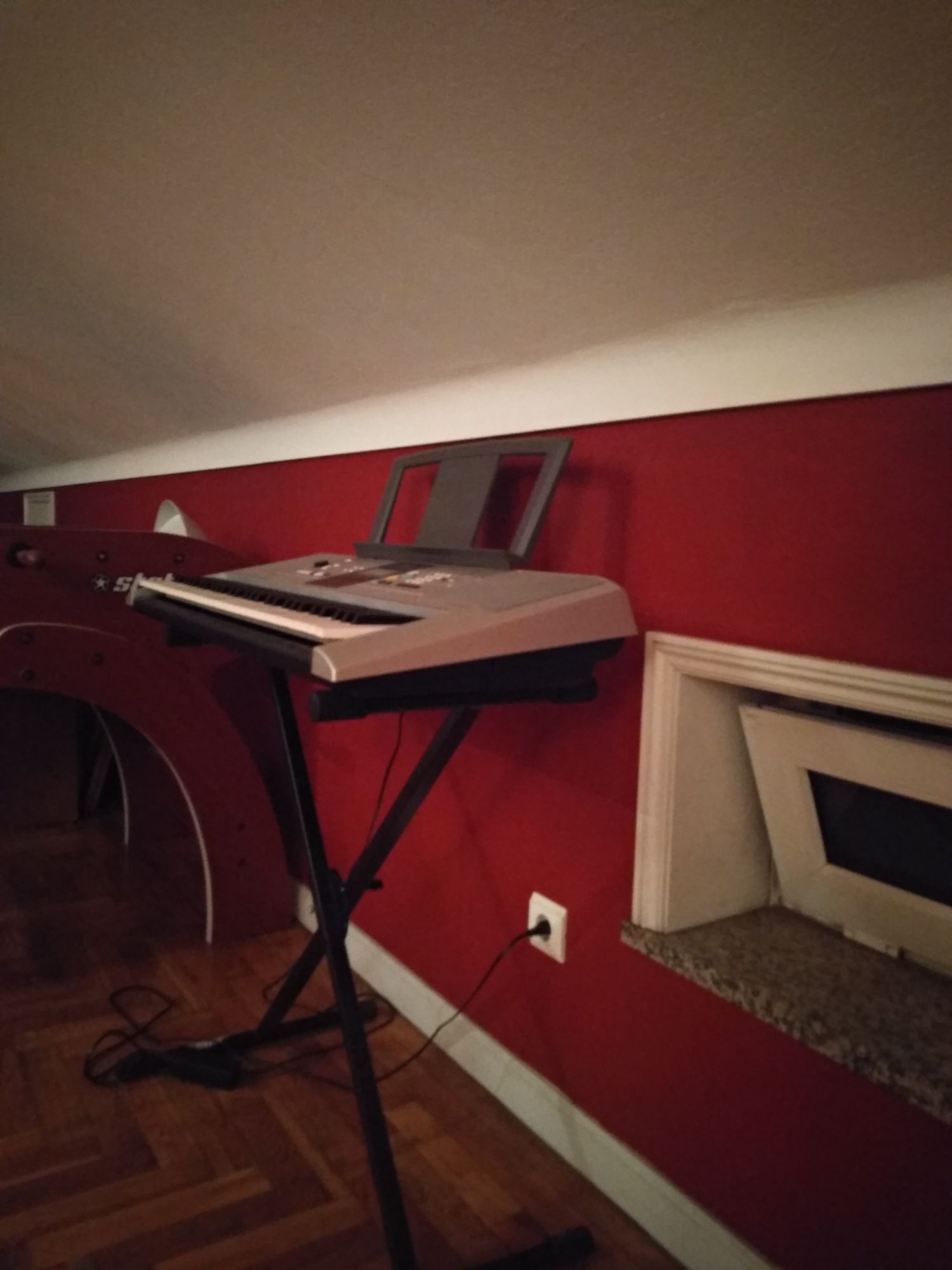 Piano com suporte