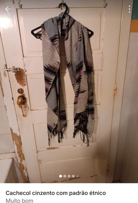 Cachecóis várias cores, ponchos e luvas