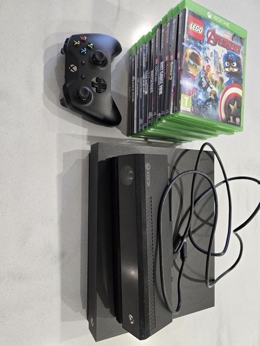 Konsola Xbox One X z Kinectem.