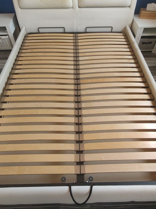 Łóżko sypialniane z pojemnikiem na pościel