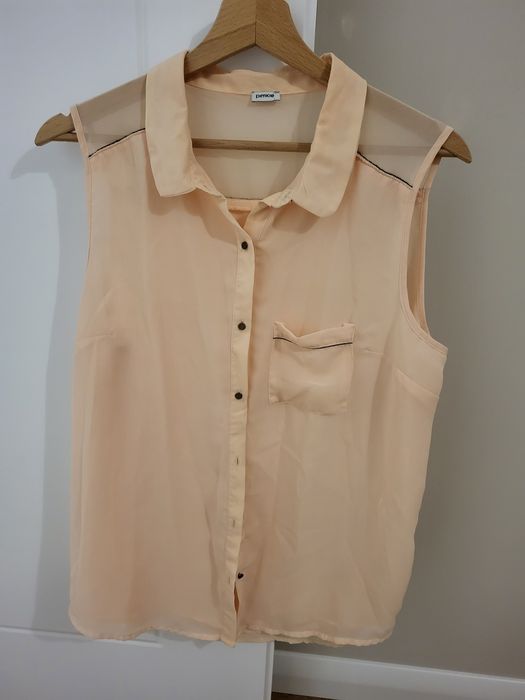 Zwiewna koszula bez rekawow, z ozdobnymi guziczkami